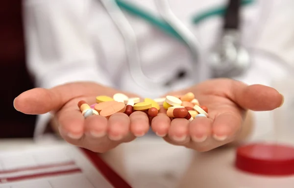 Tablet w ręce lekarza — Zdjęcie stockowe