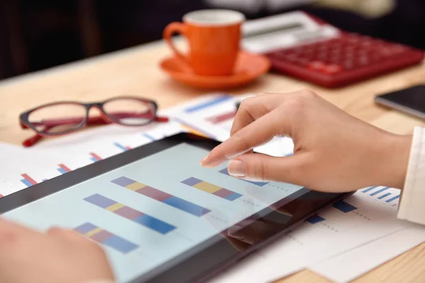 Mujer de negocios tocando tableta digital — Foto de Stock