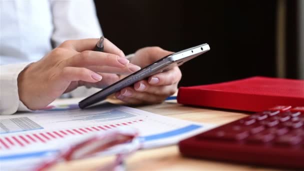 Mano della donna d'affari Controllare Fossa Stock dal telefono cellulare con grafico delle scorte — Video Stock