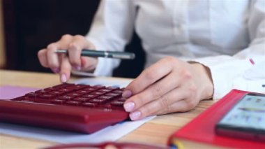 İşkadını istatistikleri hesaplama ve yazar hisse senedi verileri için kağıt üzerinde izliyor. Ağır çekim etkisi