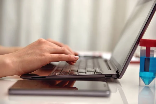 Doctor hands typing on laptop — Stock Photo, Image