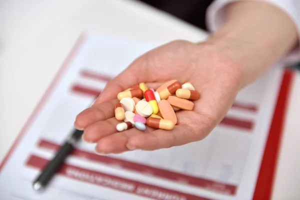 Tablety v ruce lékaře — Stock fotografie