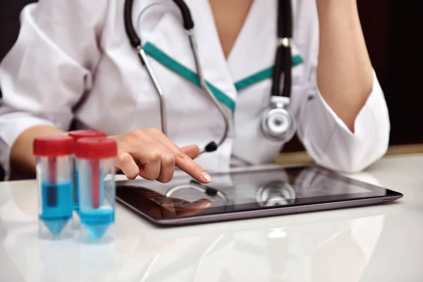 Famele médico con rayos X de paciente — Foto de Stock