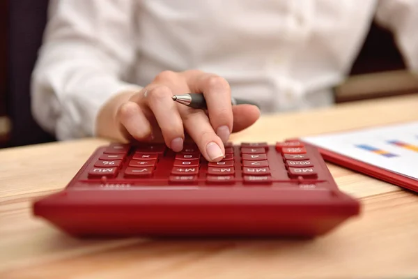 Empresária mão usando calculadora — Fotografia de Stock