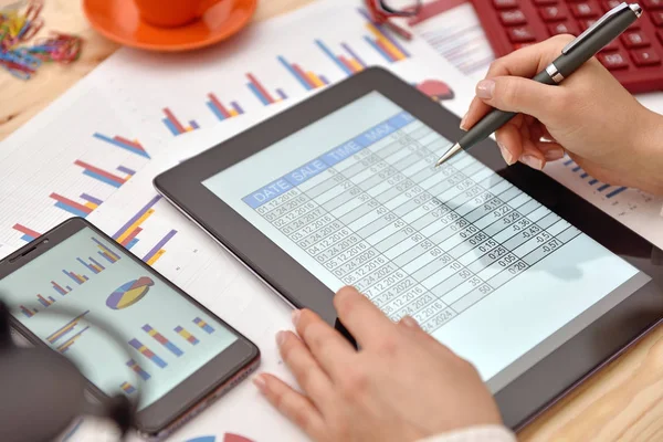 Empresaria mano analizando datos de ingresos — Foto de Stock