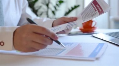 Ofiste çalışan tüccar adam. İş raporu ve hisse senedi Analytics masada. Evrak kavramı. Ağır çekim etkisi