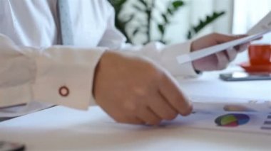 Office iş raporu ve hisse senedi Analytics belgeleri ile çalışan iş adamı. Evrak kavramı
