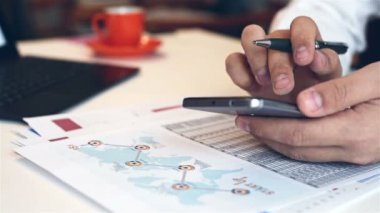 Muhasebeci adam akıllı telefon kullanma Office. Ağır çekim etkisi