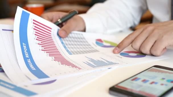 Бізнес-брокер аналізує фондові дані та діаграми на папері. Концепція паперу . — стокове відео