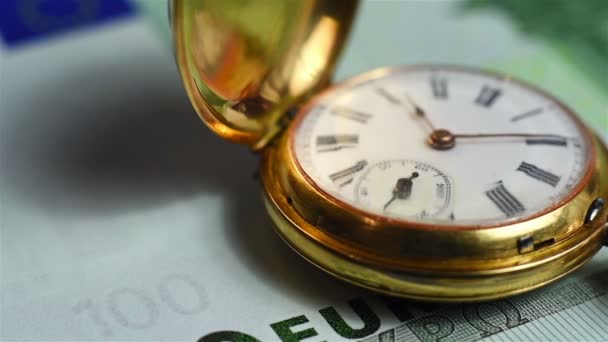 Orologio da tasca e banconota in euro — Video Stock