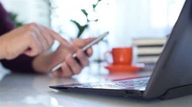 akıllı telefon kullanan iş adamı