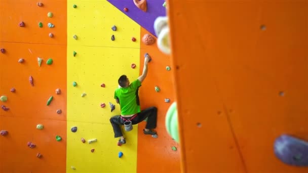 Man klättrar upp på praktiken vägg — Stockvideo