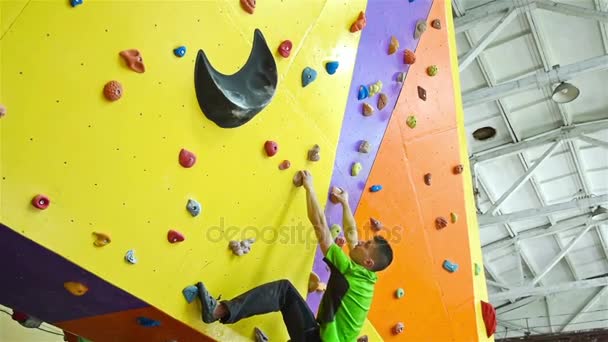 Climber Man On Artificial Climbing Wall — Stock Video