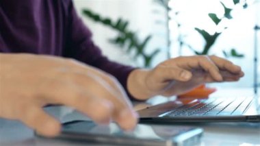 Dizüstü bilgisayarda yazarak ve cep telefonu ile hisse senedi verileri kullanarak muhasebeci eller
