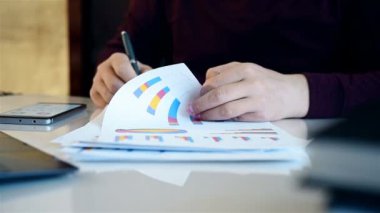 Belge ve finansal Faaliyet Raporu imzalama iş adamı. İş Pazar kavramı