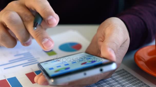 Empresario analizando el mercado financiero en la pantalla del teléfono móvil. Concepto de negocio — Vídeos de Stock