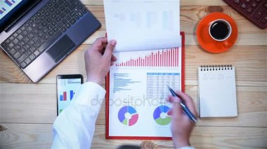 Finansal raporlarda çalışma işadamı ve hisse senedi verileri için işaret. Yukarıdan görüntülemek