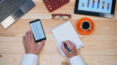 Hisse senedi verileri, finans piyasası veri üstünde perde ve not defteri üzerinde yazılı dokunmadan parmak ile cep telefonunda çalışma Aracısı