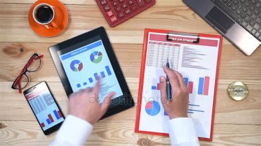 İşadamı kullanarak Tablet ve denetimleri istatistiklerini başlatın. İş kavramı