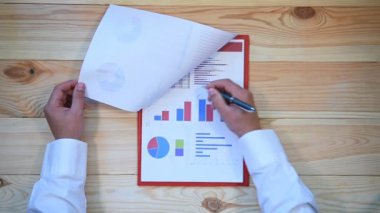 İşadamı çekleri faaliyet raporu ve Pano üzerinde hisse senedi istatistikleri. Yukarıdan görüntülemek