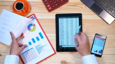 İşadamı kullanarak dokunmatik yüzey ve stok istatistiklerini izleme. Yukarıdan görüntülemek