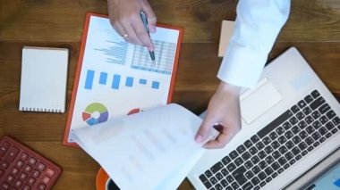 Panodaki stok istatistik analiz tüccar adam. Evrak kavramı