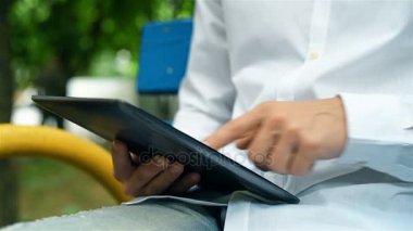 Park dijital Tablet bilgisayarda çalışan hipster adam