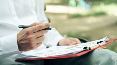 İşadamı iş raporu üzerinde çalışan park