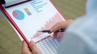 Rapor başlangıç analiz Park iş adamı. Yakın çekim