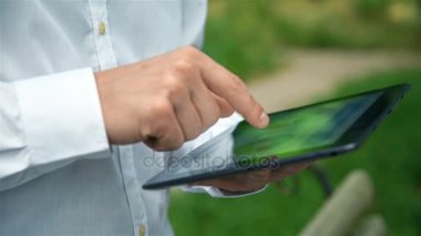 Dokunmatik yüzey parkta cinsinden finansal veriler işadamı denetler