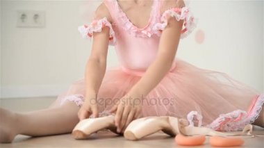 Balerin kız katta oturan ve onun Pointe toplar