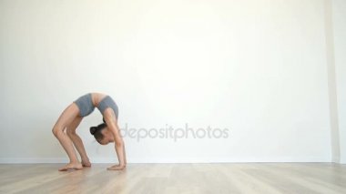 Kız jimnastikçi sınıfta kafana darbe yapar