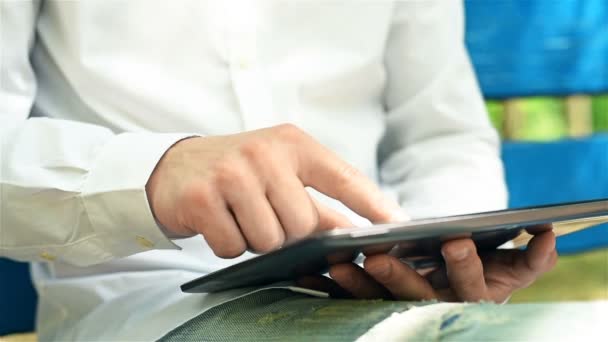 Hipster mit Touchpad außen. Zeitlupeneffekt — Stockvideo