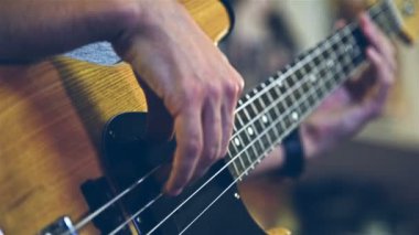 Profesyonel gitarist Rock oynarken bir elektrik bas gitar soloları