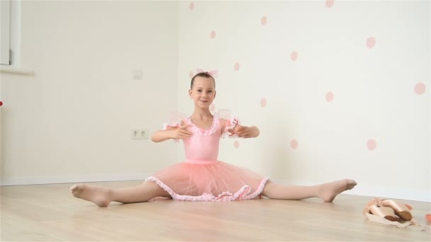 ダンス スタジオの床に座って若いバレリーナ。スローモーション効果 — ストック動画