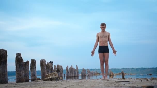 Γιόγκα Διαλογισμός άνθρωπος στην παρθένα παραλία — Αρχείο Βίντεο