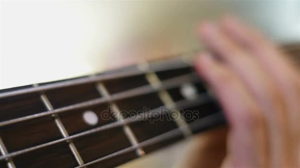 Gitarristen spielen auf der Bassgitarre — Stockvideo