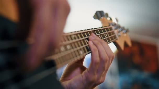 Guitarrista tocando na guitarra baixo elétrico. Fechar — Vídeo de Stock