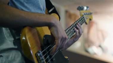 Müzisyen elektrik bas gitar Rock müzik çalar. Ağır çekim etkisi