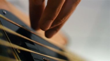 Elektrik bas gitar çalmaya gitarist. Ağır çekim etkisi. Yakın çekim