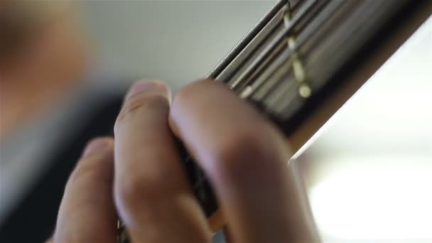 Homme Guitariste plomb Jouer sur guitare basse électrique. Gros plan — Video