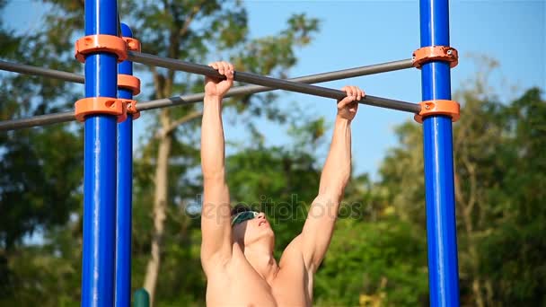 Güçlü atlet pull-up yatay çubuğu'nda yapıyor. CrossFit kavramı. Ağır çekim etkisi. — Stok video