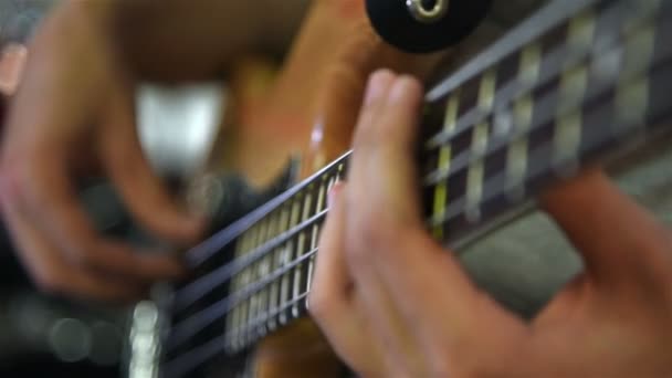Guitariste mains jouant sur guitare basse électrique. Gros plan — Video
