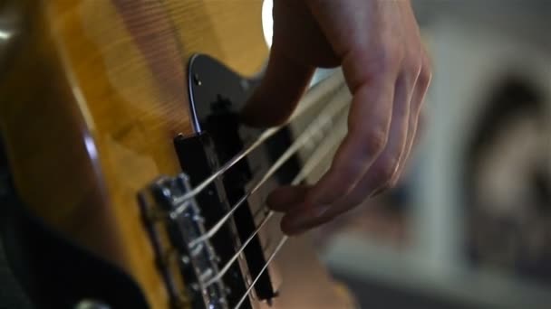 Man spelar på basgitarr. Slow Motion-effekt — Stockvideo