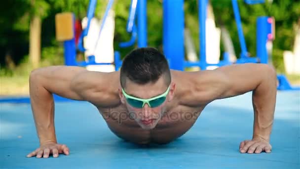 Hombre muscular Ejercicio Push-ups — Vídeos de Stock