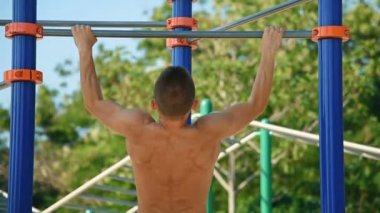 Yatay çubuk üzerinde egzersiz adam