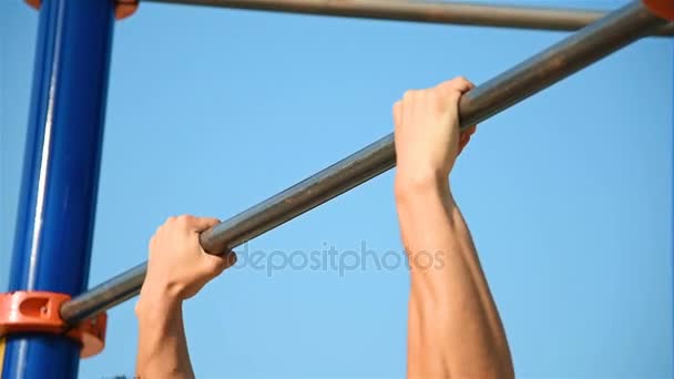 Homem exercendo na barra horizontal — Vídeo de Stock