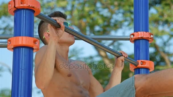 Yatay çubuğu pull-up yapıyor atlet — Stok video