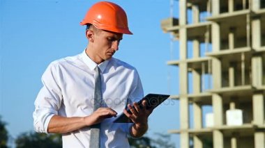 Kask ile Tablet mühendisi