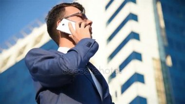 Genç işadamı telefonda konuşuyor.